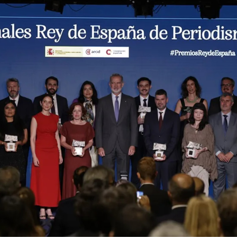 El rey Felipe VI (c) junto al presidente de la Agencia EFE, Miguel Ángel Oliver (2d), la presidenta de la Comunidad de Madrid, Isabel Díaz Ayuso (42i), el ministro de la Presidencia, Justicia y Relaciones con las Cortes, Félix Bolaños (i), y el director general de Casa América, León de la Torre (d), posan junto a los galardonados durante los Premios Internacionales Rey de España de Periodismo 2026 en Casa de América, en Madrid. EFE/ Juanjo Martín