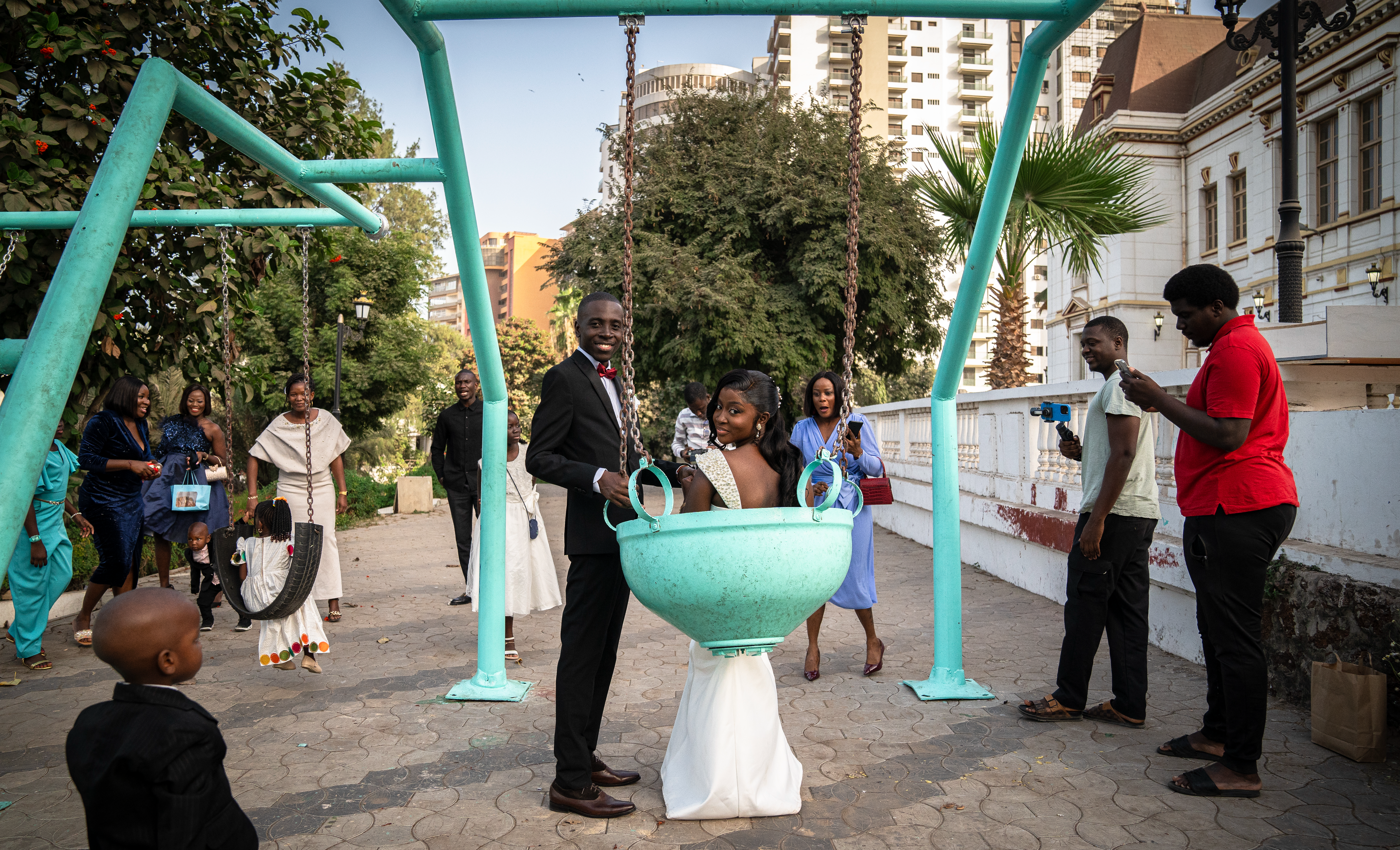 Andre y Corinne acaban de darse el sí quiero. Tras la ceremonia civil en el ayuntamiento de Dakar, la pareja se dirige al jardín del consistorio para realizar el clásico reportaje fotográfico posado de pareja para inmortalizar el momento. “Nos encanta este jardín