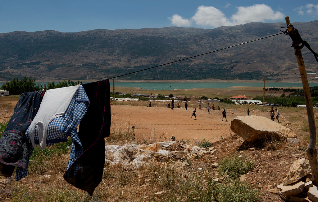 Un grupo de niños juega en un asentamiento de personas refugiadas sirias en Líbano. Foto Miguel Lizana/AECID