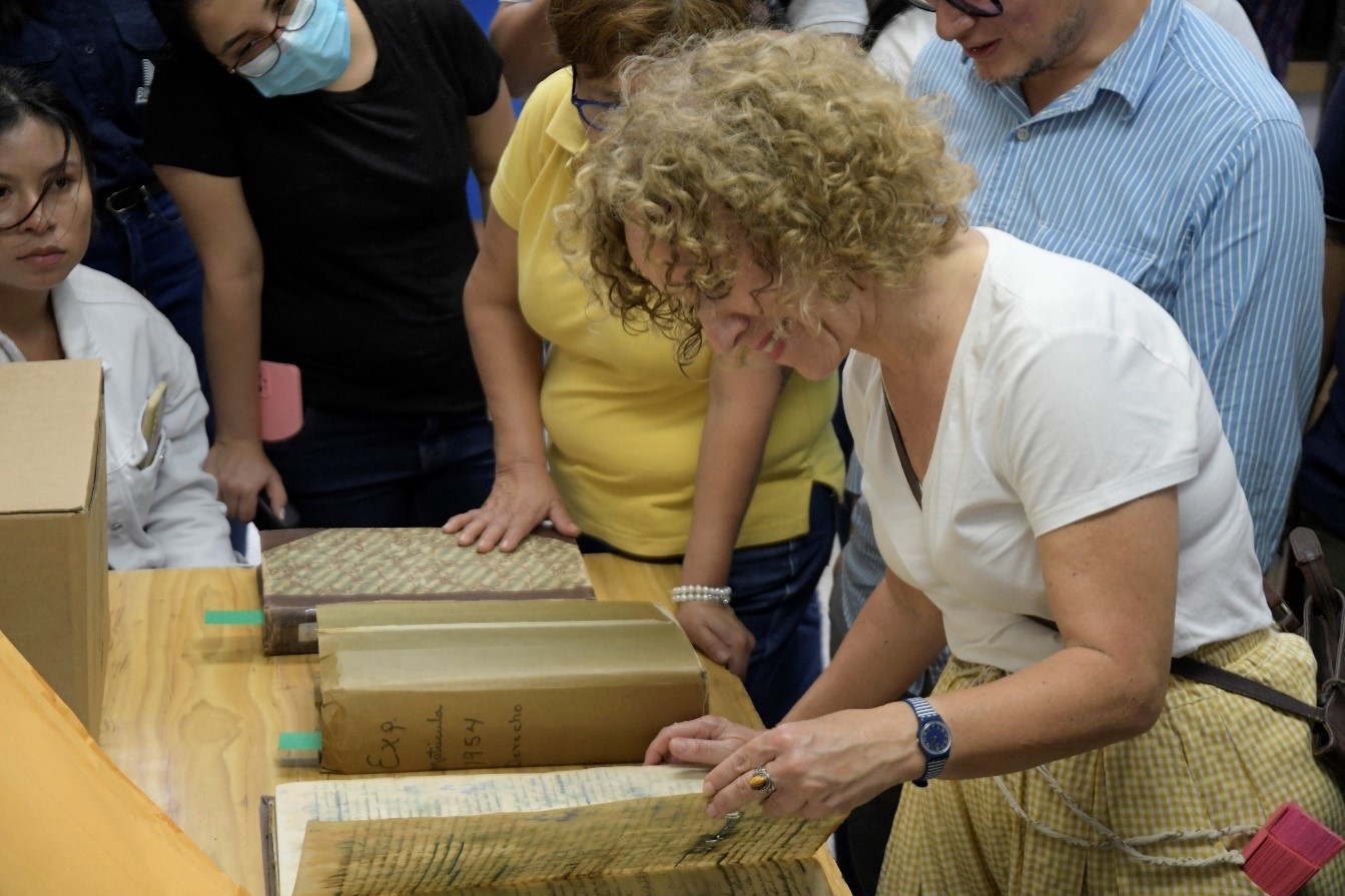 Taller 'Nuestros archivos, nuestros tesoros' en el CCESV con la restauradora y directora del Institut Valencià de Conservació, Restauració i Investigació (Generalitat Valenciana), Gemma Contreras Zamorano