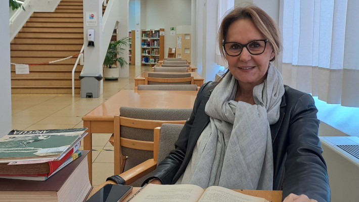 María Dueñas en la sala de lectura de la Biblioteca AECID