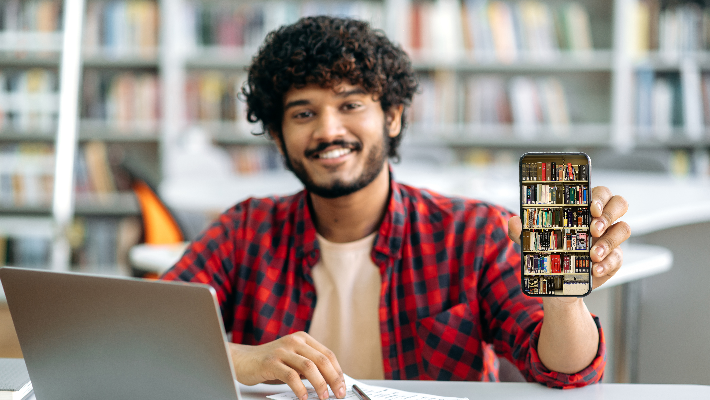 Hombre mostrando web biblioteca