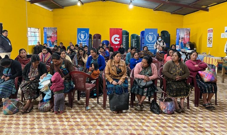 Embajador de España y coordinadora de Aecid visitan a emprendedoras indígenas en Sololá