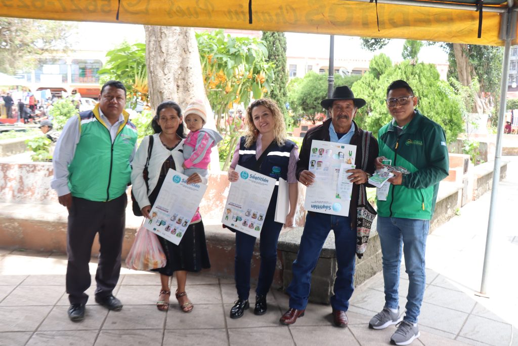 Familias se informan sobre Feria de Saneamiento. Municipio de Sololá