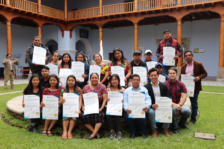 Entrega de diplomas a facilitadores