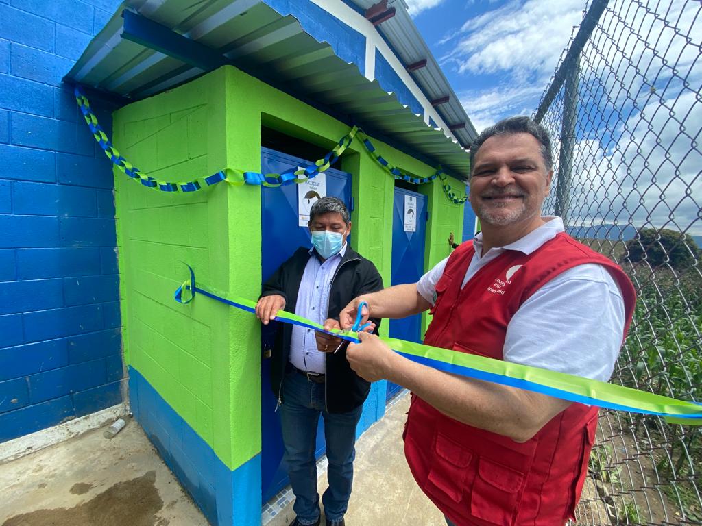 Construcción del Servicio de Agua y Saneamiento en centro educativo en Sololá