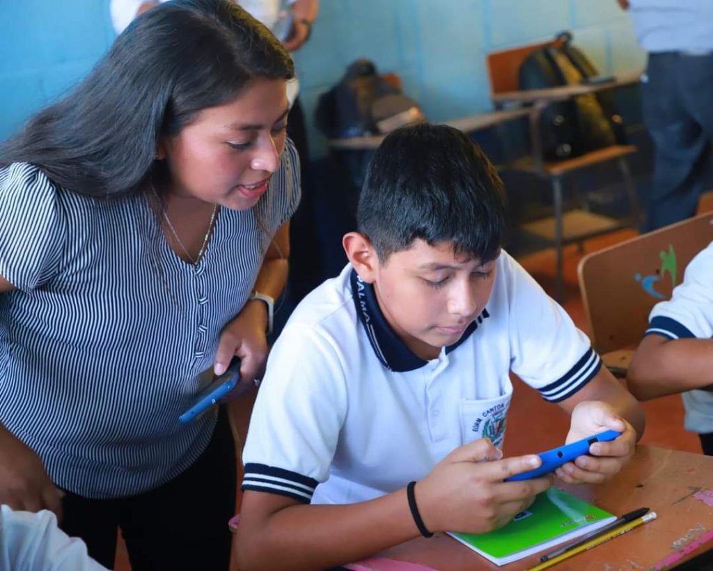 Estudiantes y docentes hacen uso del kit de tecnología.