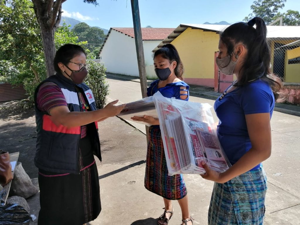 Jóvenes de comunidades de Sololá sensibilizan a más jóvenes contra la violencia de género