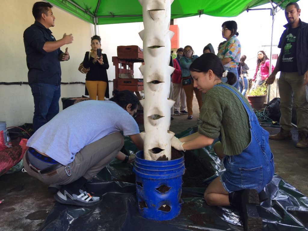 Participación de 20 adultos y 12 niños/as, terraza del edificio Lux, Centro Cultural de España en Guatemala