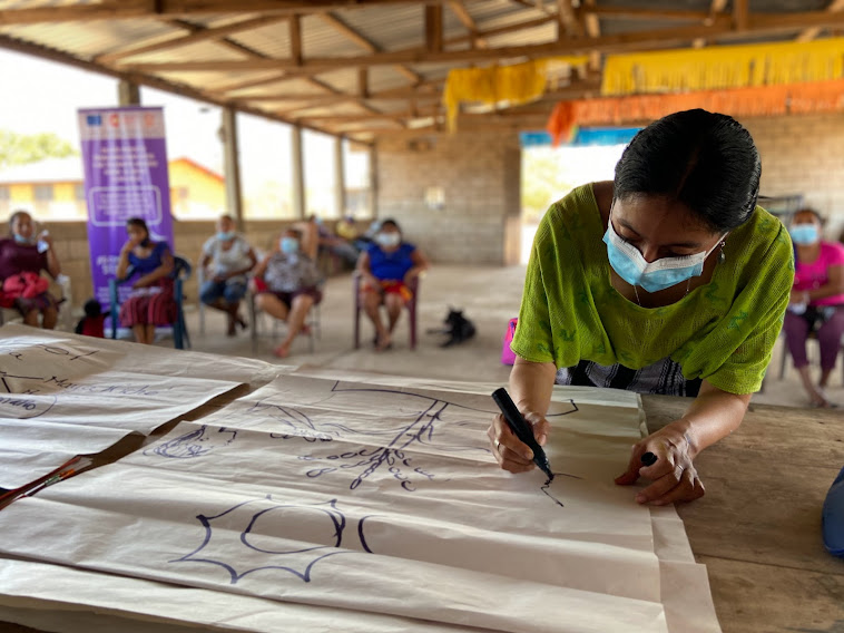 Yamanik Pablo, artista y facilitadora de los talleres y murales comunitarios 2